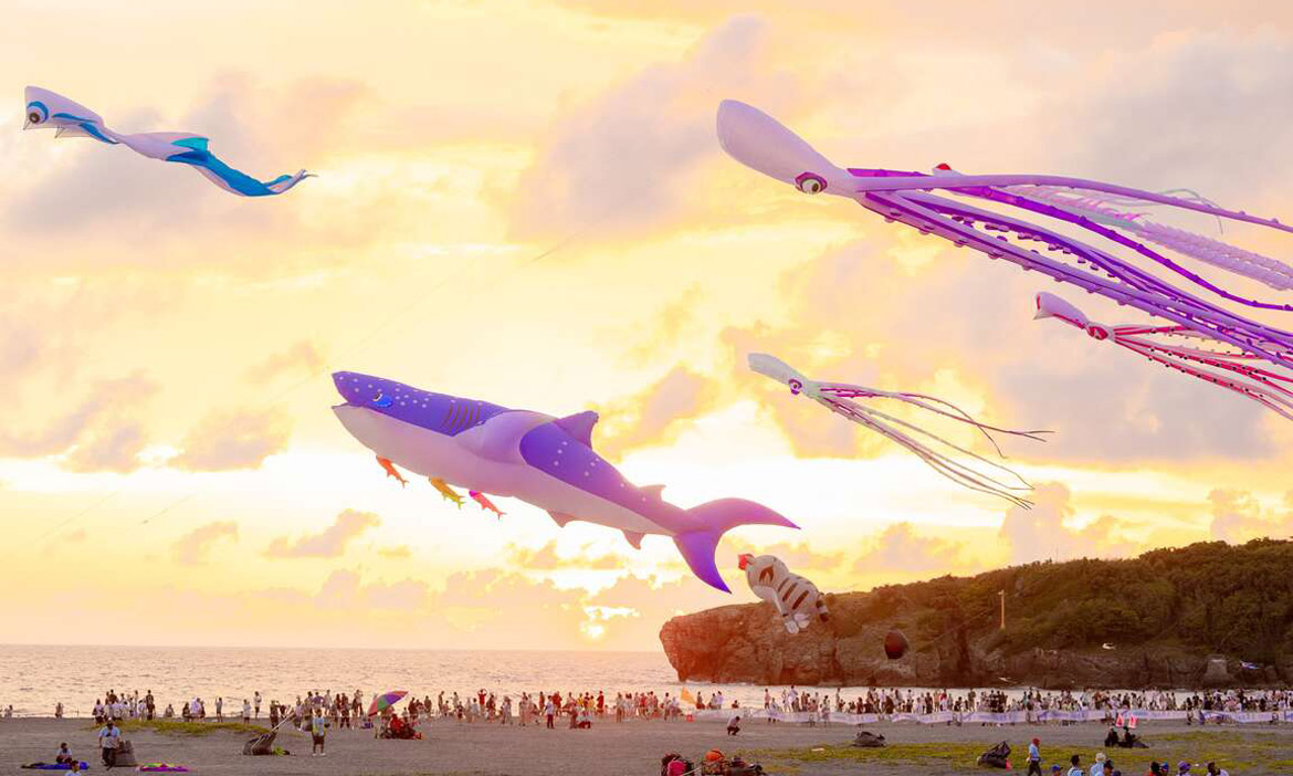 高雄暑假景點｜2026旗津風箏節7/25登場！巨型鯨魚飛上天、氣墊水樂園與火舞秀