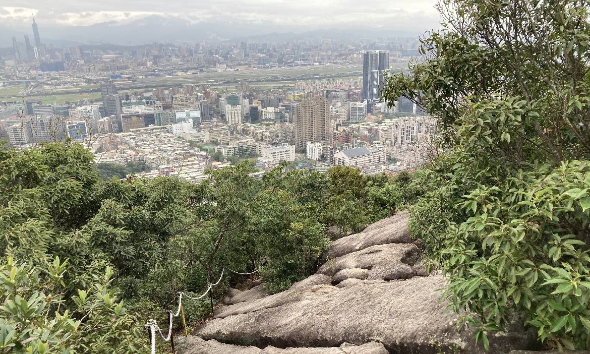 登台北內湖「金面山」，攀大岩壁、走進清代採石場，看見一座城市的厚度