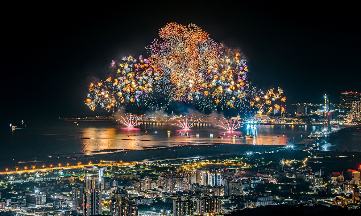 璀璨煙火超過一萬發！2026淡水漁人碼頭煙火與河上燈光秀輝映，時間、推薦觀賞點一次看