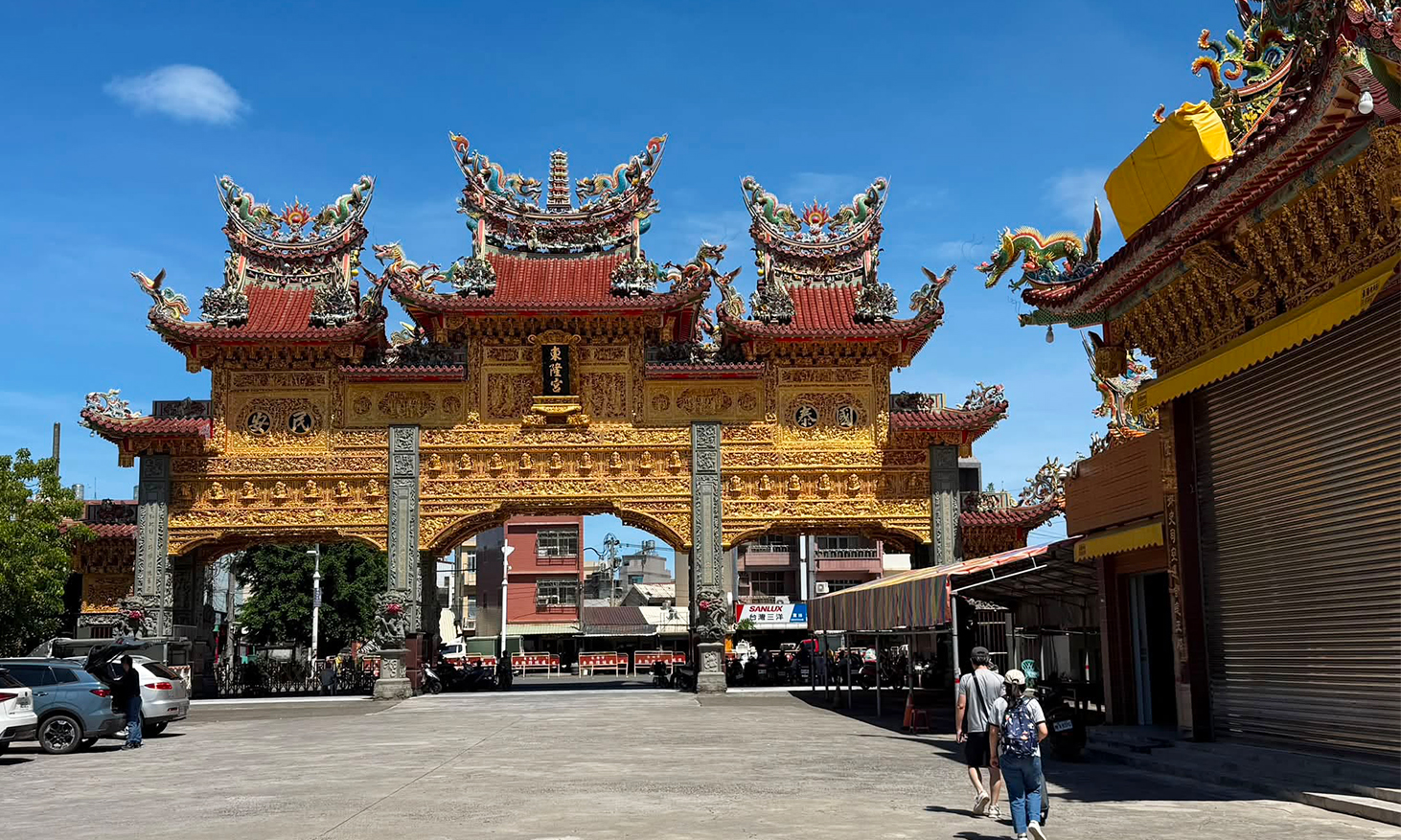 王爺庇佑的三百年小鎮，近距離開箱屏東東港王船、黃金牌樓，聽討海人韌性的傳奇往事