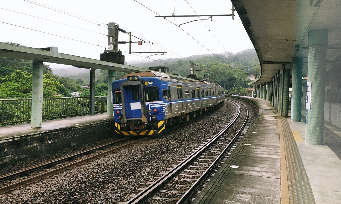 新北山城鐵道漫遊趣，搭上區間車尋訪牡丹車站，微笑月台、山藥奶昔與誤點列車