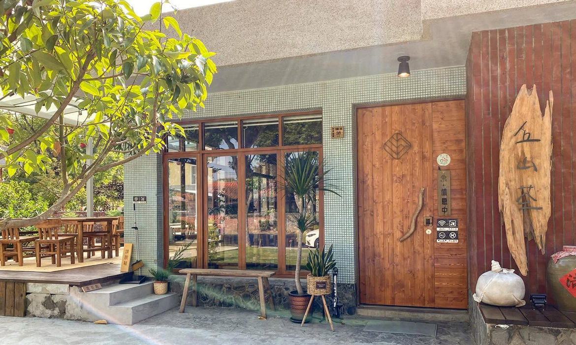 南投中興新村裡的老屋茶館「丘山茶Hilltea」，讓泡茶回到生活，用茶與甜點跨越世代