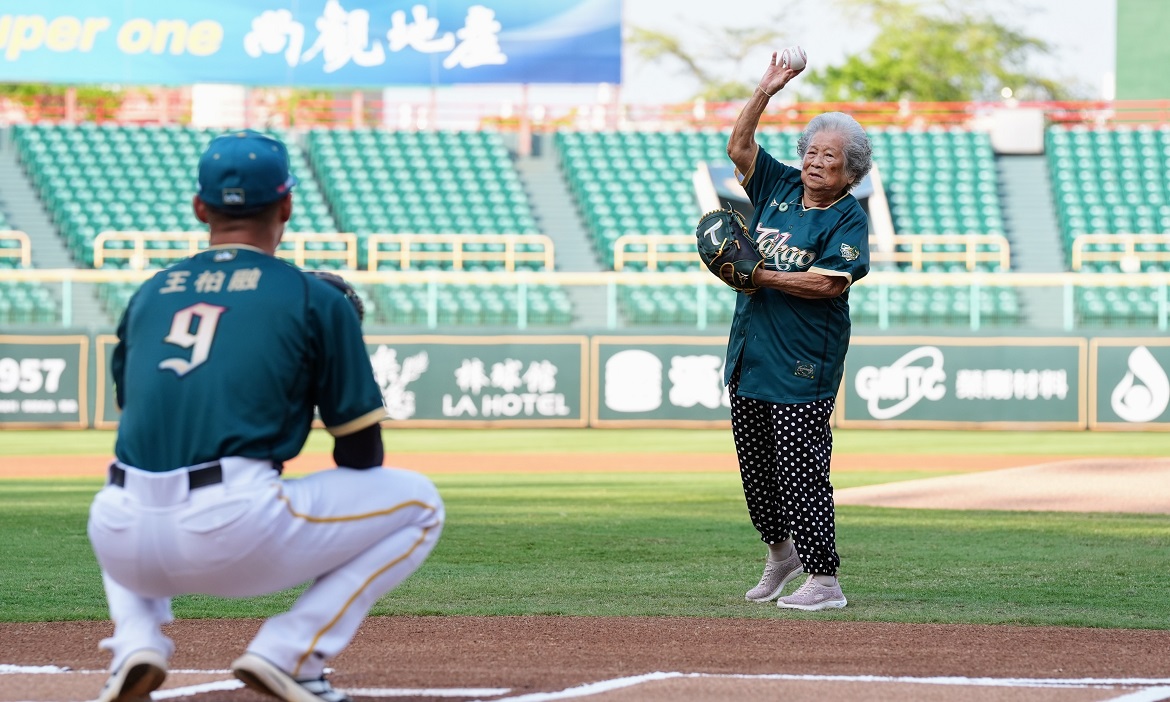 從高雄大港開唱跳到投手丘，90歲「大港阿媽」青春沒有保存期限，大玩不後悔的人生清單