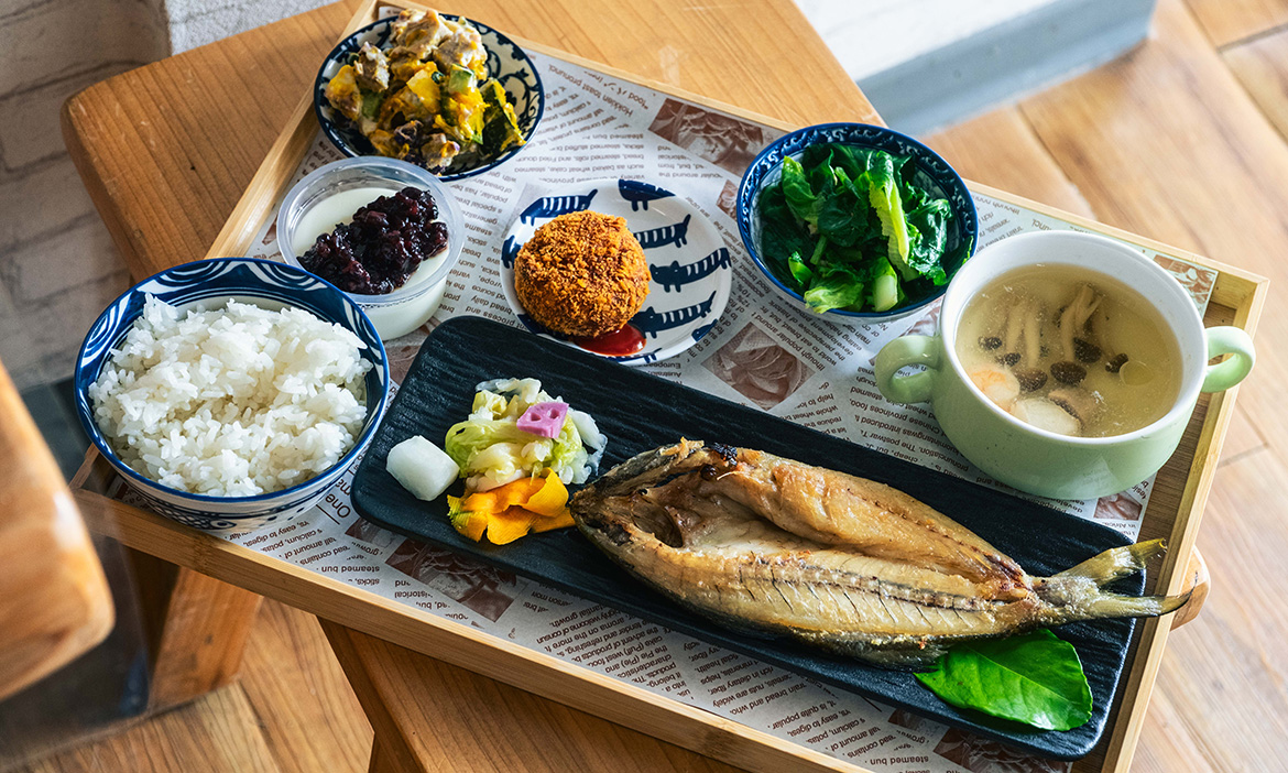 精選3間台東慢食餐廳，嚐縱谷海味料理、部落野菜麵包，再到老宅品荖葉入菜的地方滋味