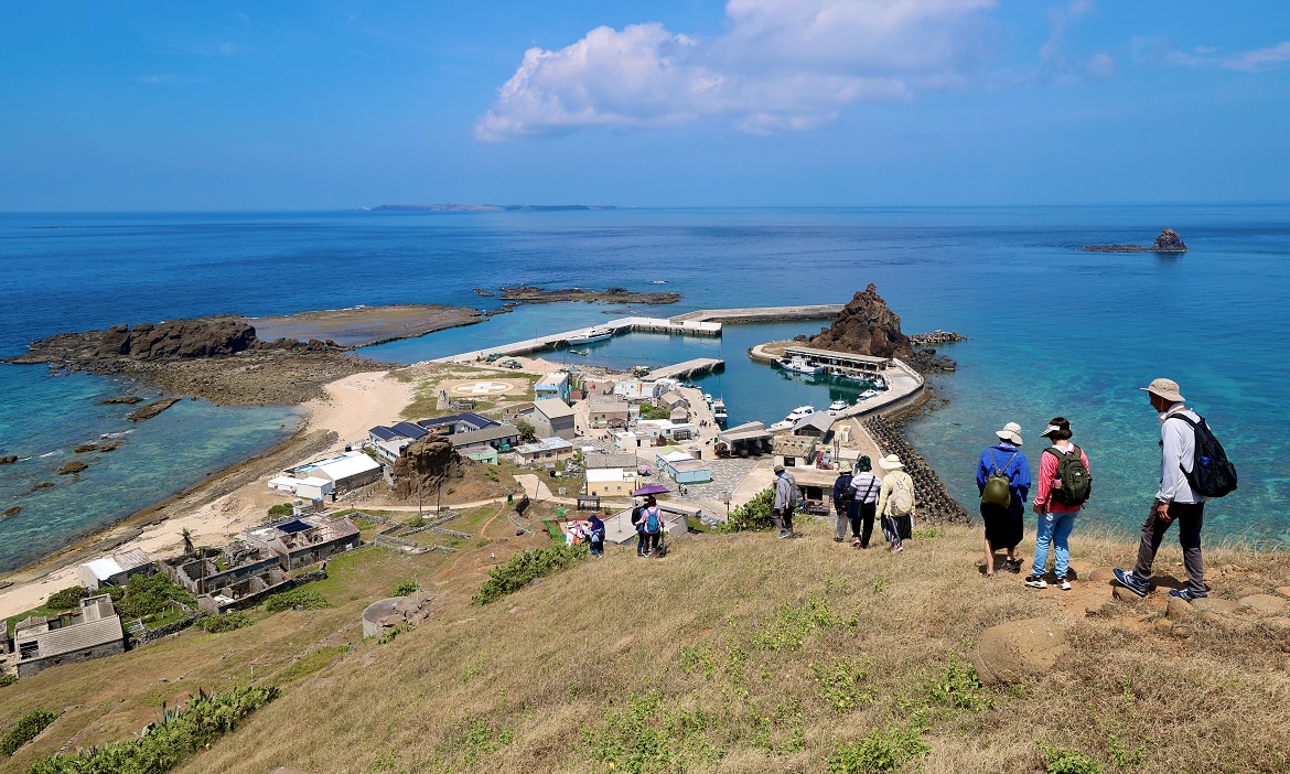 乘著雙吉福氣號，開啟澎湖南方四島一日跳島之旅，循著航線蒐集島嶼生活風景