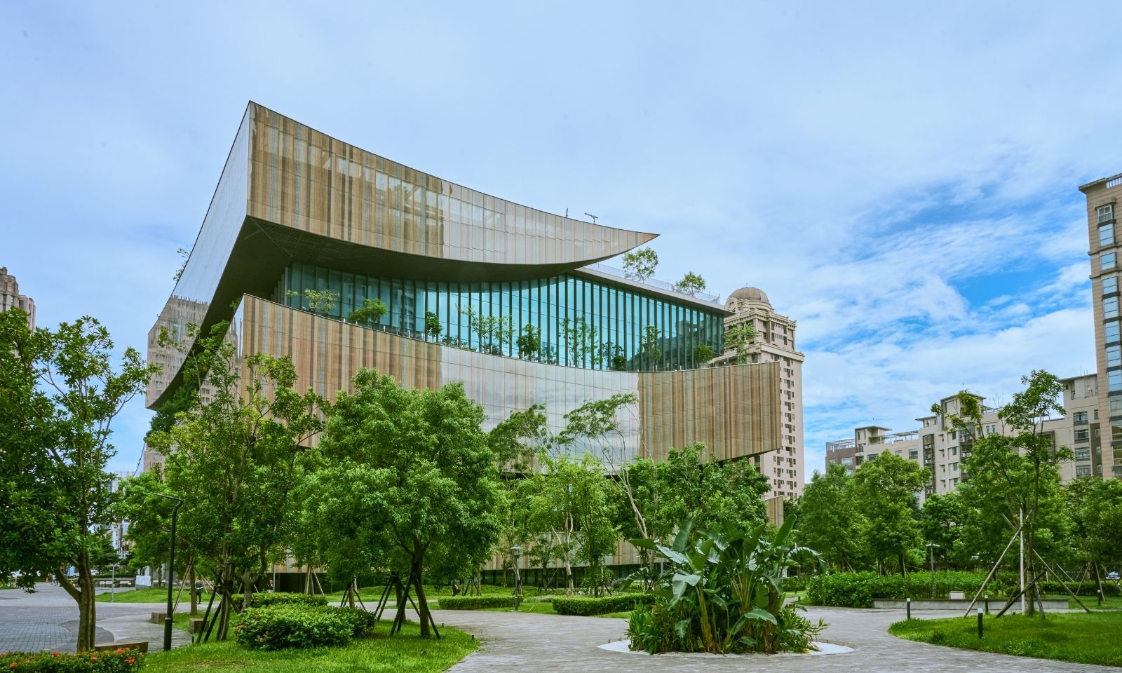 桃園藝文特區站小旅行｜騎進南崁溪日常，品味香草綠食與黃昏市場的巷弄食光，一站收藏閱讀、藝文與生活